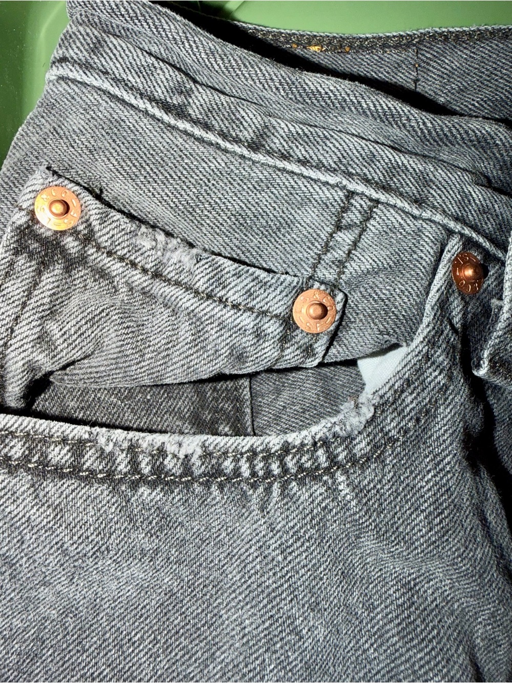 Levi's Black Cropped Straight-Leg Jeans with Frayed Hem - Picture 4 of 9